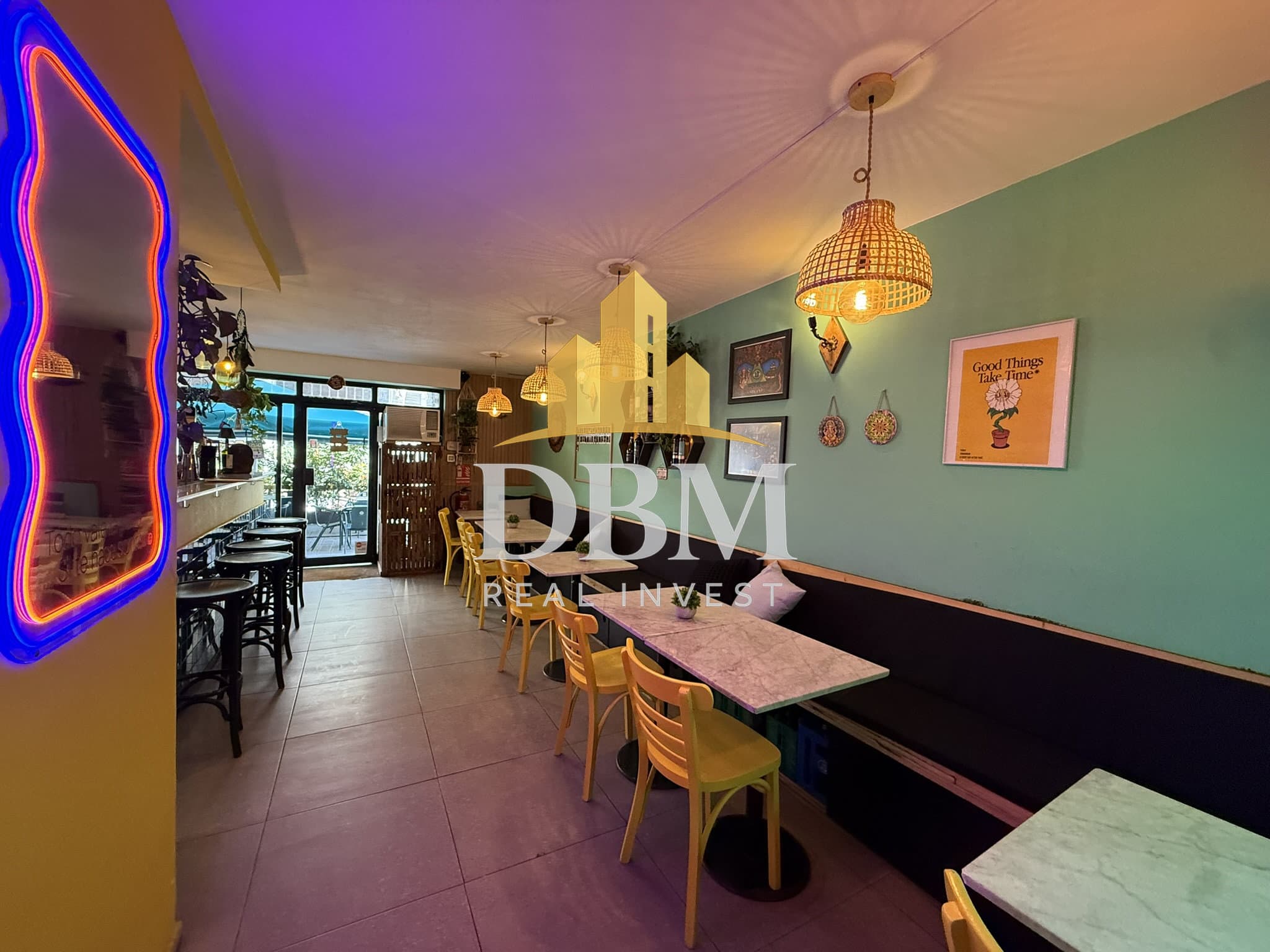 Bar con gran terraza en traspaso en calle Sardenya, Barcelona